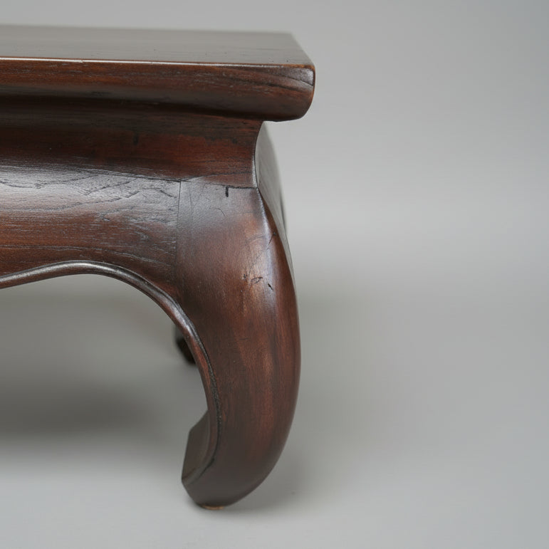 Детайл на извити крака тип Opium (Opium Style Curved Leg Detail) – Ръчна изработка и здравина – Close-up