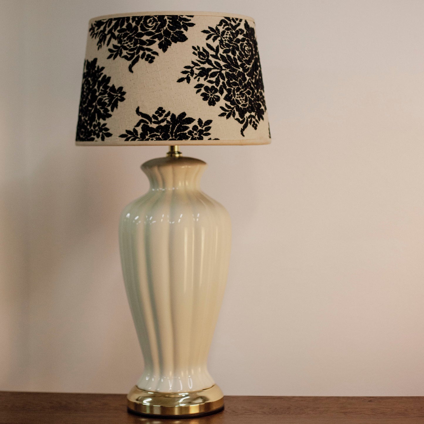 Елегантна настолна лампа за кабинет или спалня (Elegant Table Lamp for Office or Bedroom) – My Dutch House Selection – Primary Image