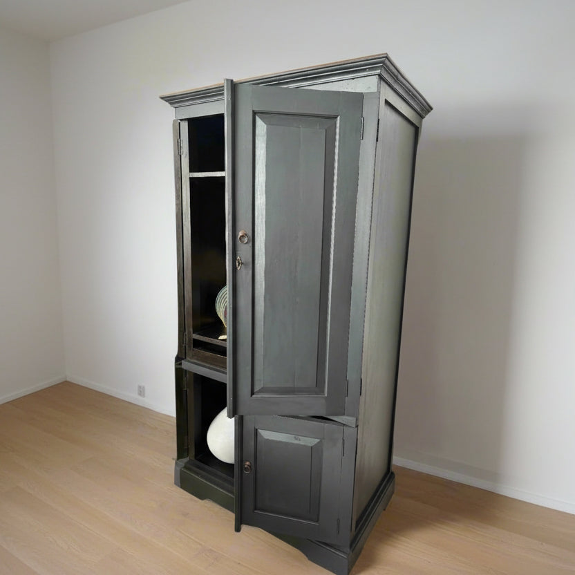 Страничен изглед на черен шкаф с двойни панти (Black Colonial Cabinet with Double Hinges) - Масивно дърво - Side Perspective