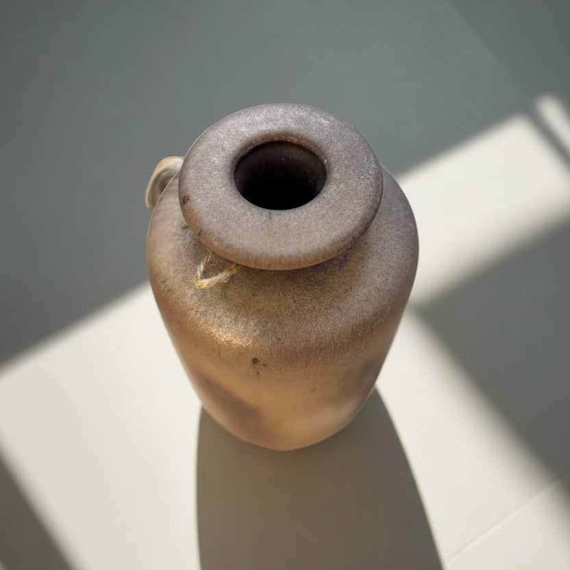 Изглед отгоре на модерна керамична ваза (Top View of Modern Sculptural Vase) – Дизайн за едно цвете – Close-up