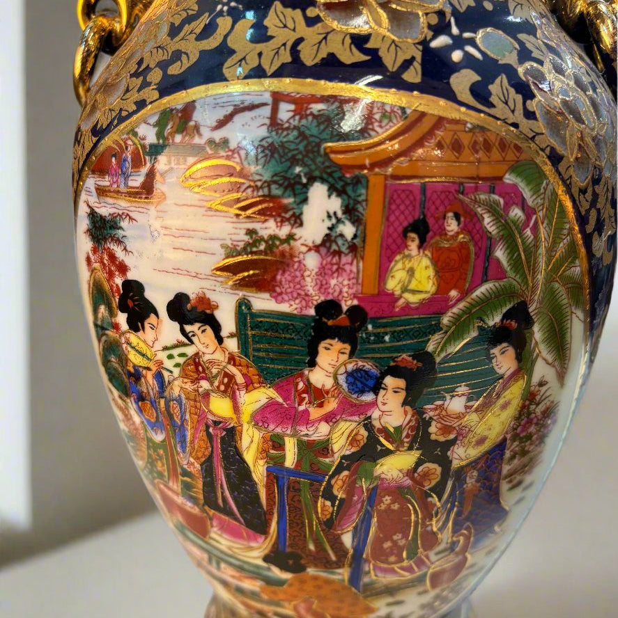 Централен златен йероглиф и орнаментика (Central Gold Motif on Chinese Cobalt Vase) – Традиционен дизайн – Macro View