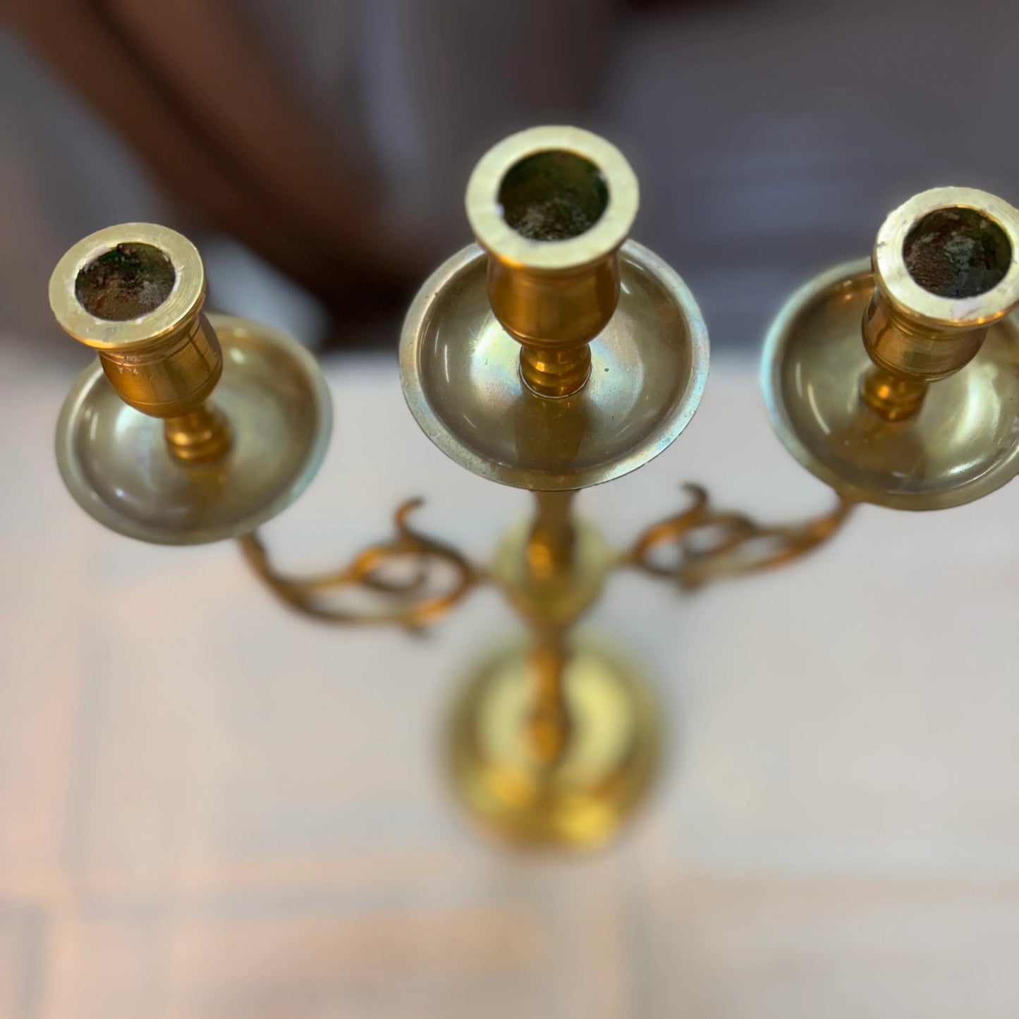 Детайл на рамената и гнездата за свещи (Brass Candelabra Arms and Sockets Detail) – Масивен месинг – Macro View