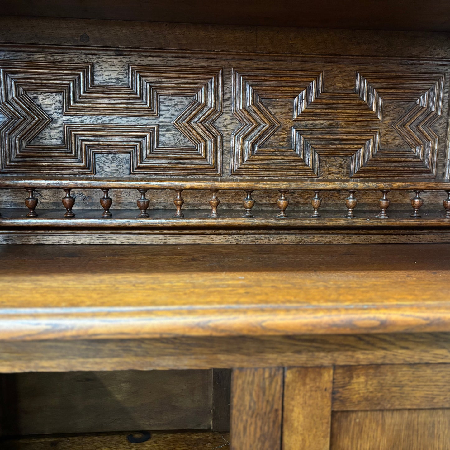 Струговани декоративни колони от масивен дъб (Turned Oak Columns Detail) - Архитектурен елемент - Close-up