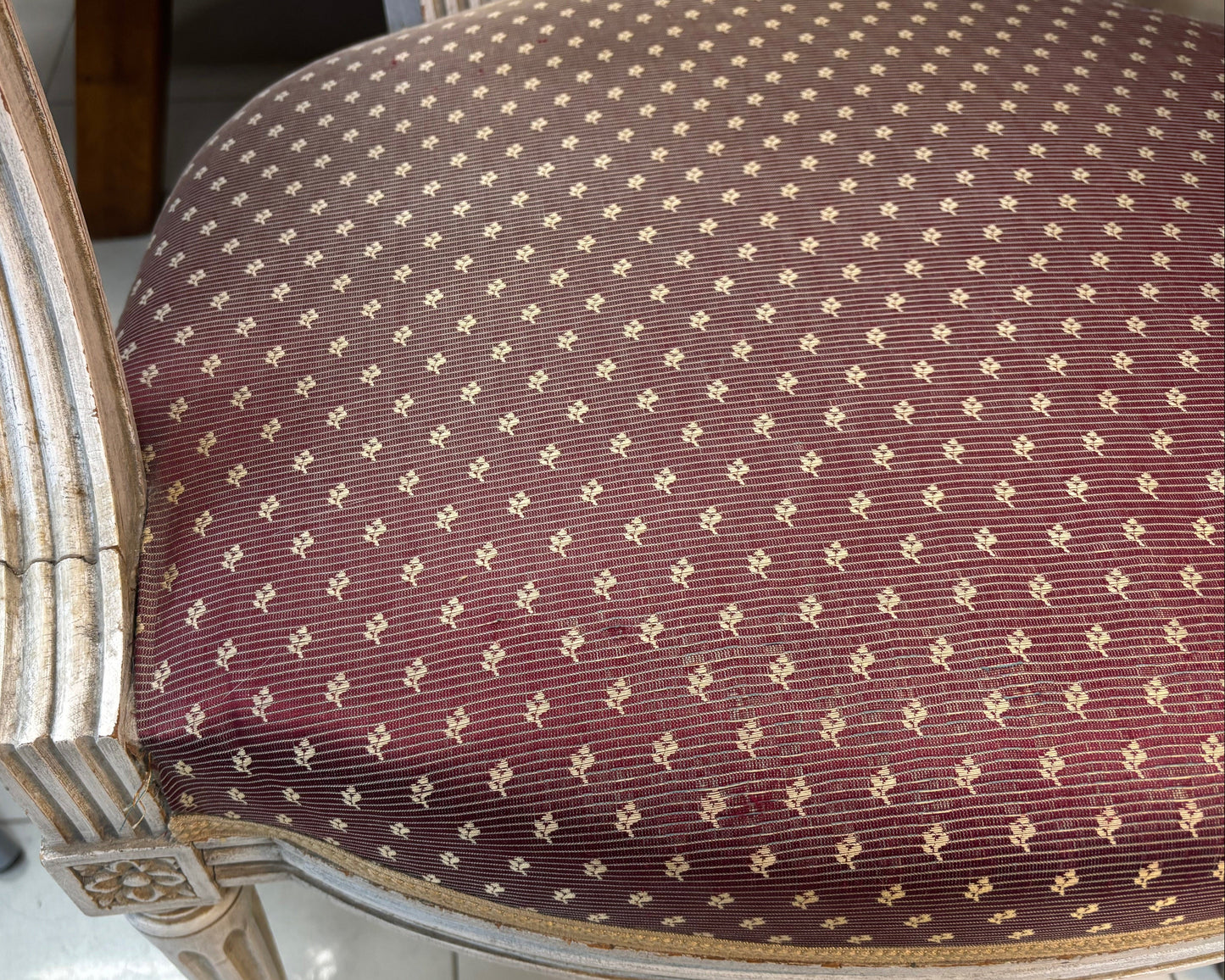 Тапицерия със златни листа и декоративни кабъри (Gold Leaf Pattern Upholstery & Brass Studs) - Louis XVI Style Detail