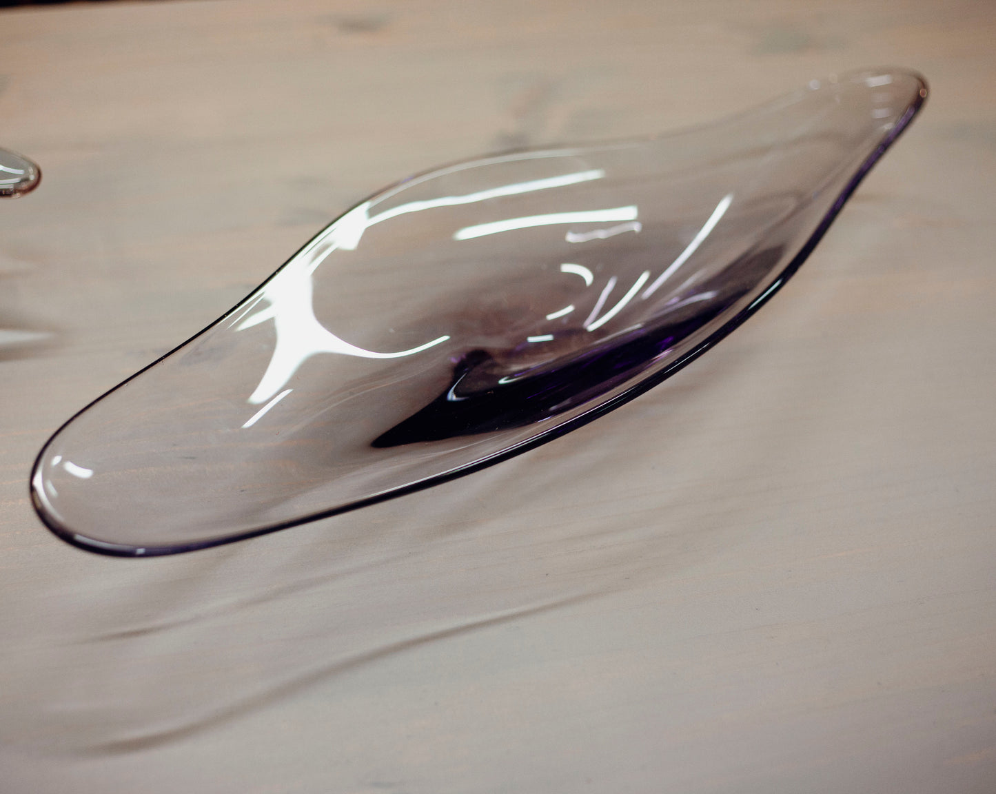 Пълен изглед отгоре на стъклена арт купа (Top Down View of Studio Glass Art Piece) – Модерен авангарден силует – Bird's Eye View