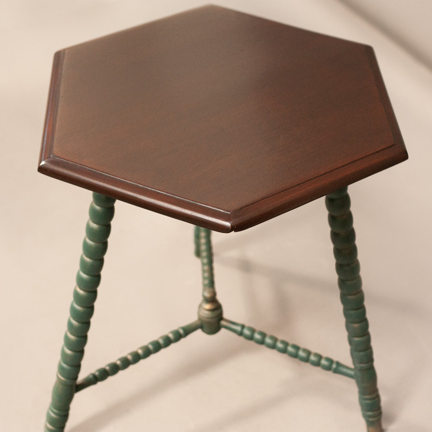 Реновирана старинна "bobbin" масичка