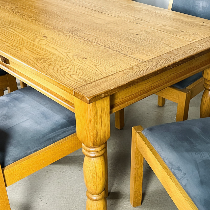 Близък план на реновирана дървена текстура (Refurbished Solid Wood Grain Detail) – Висококачествен лак и защита – Macro View