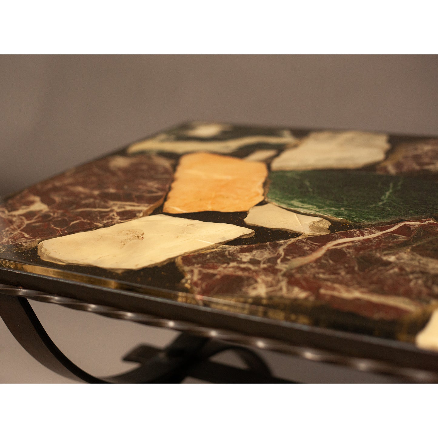 Винтидж мраморна маса за луксозен интериор (Vintage Marble Table for Luxury Interior) – Тежка метална конструкция – Angle View