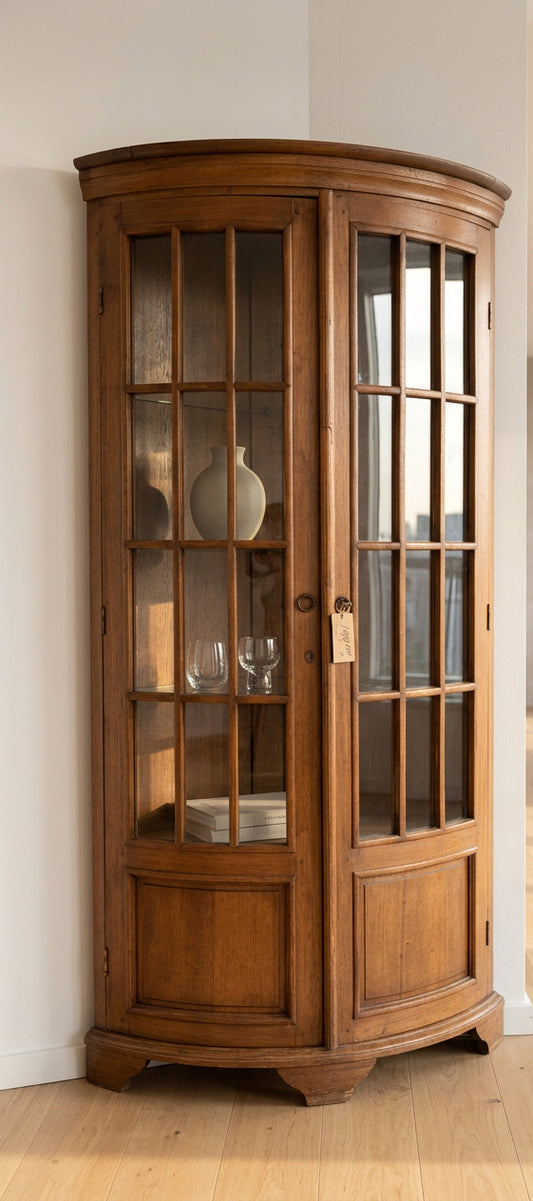 АВТЕНТИЧНА ЪГЛОВА РУСТИК ВИТРИНА ОТ МАСИВЕН ДЪБ – Нидерландия (1920–1940 г.)