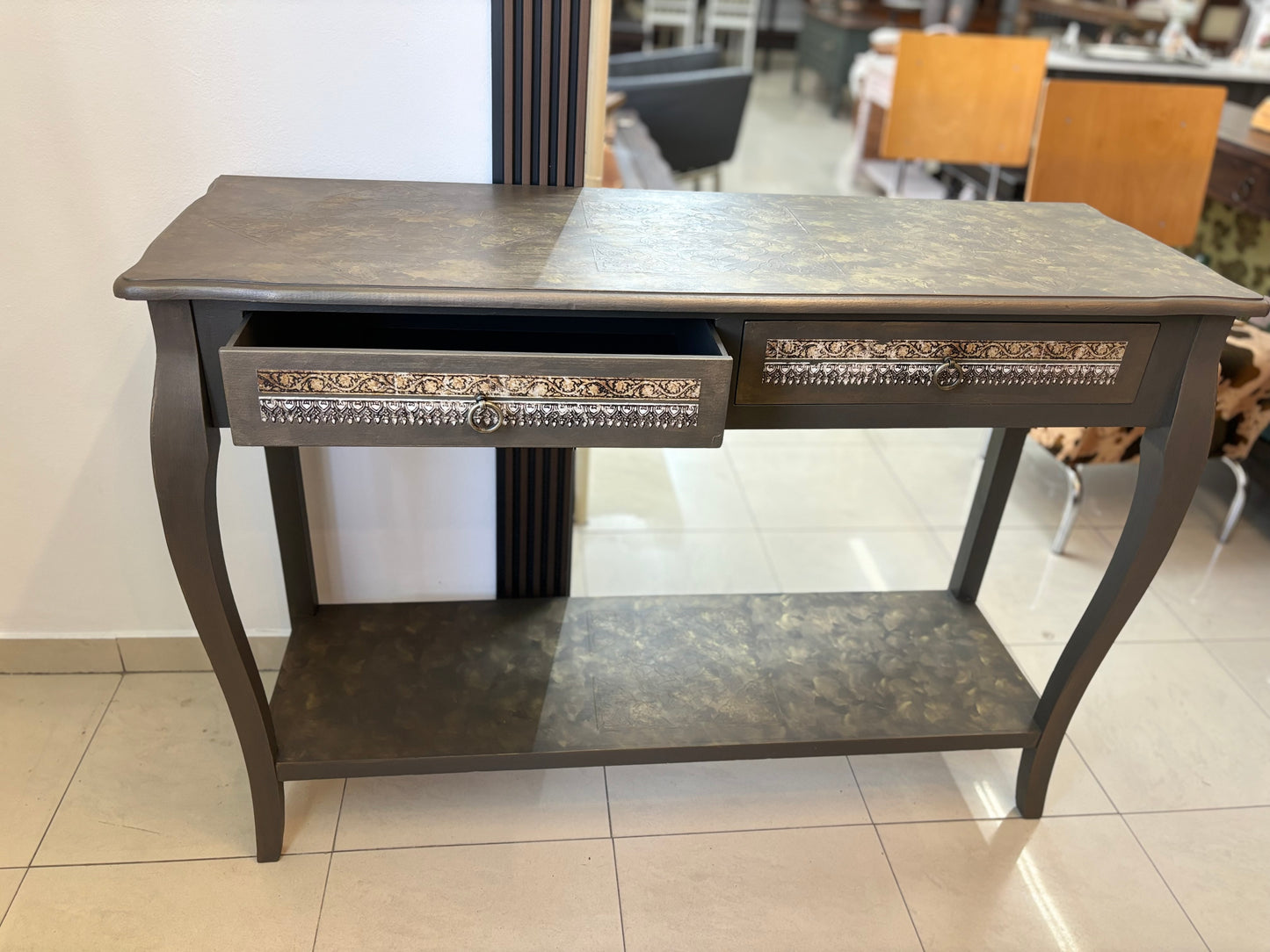 CONSOLE TABLE