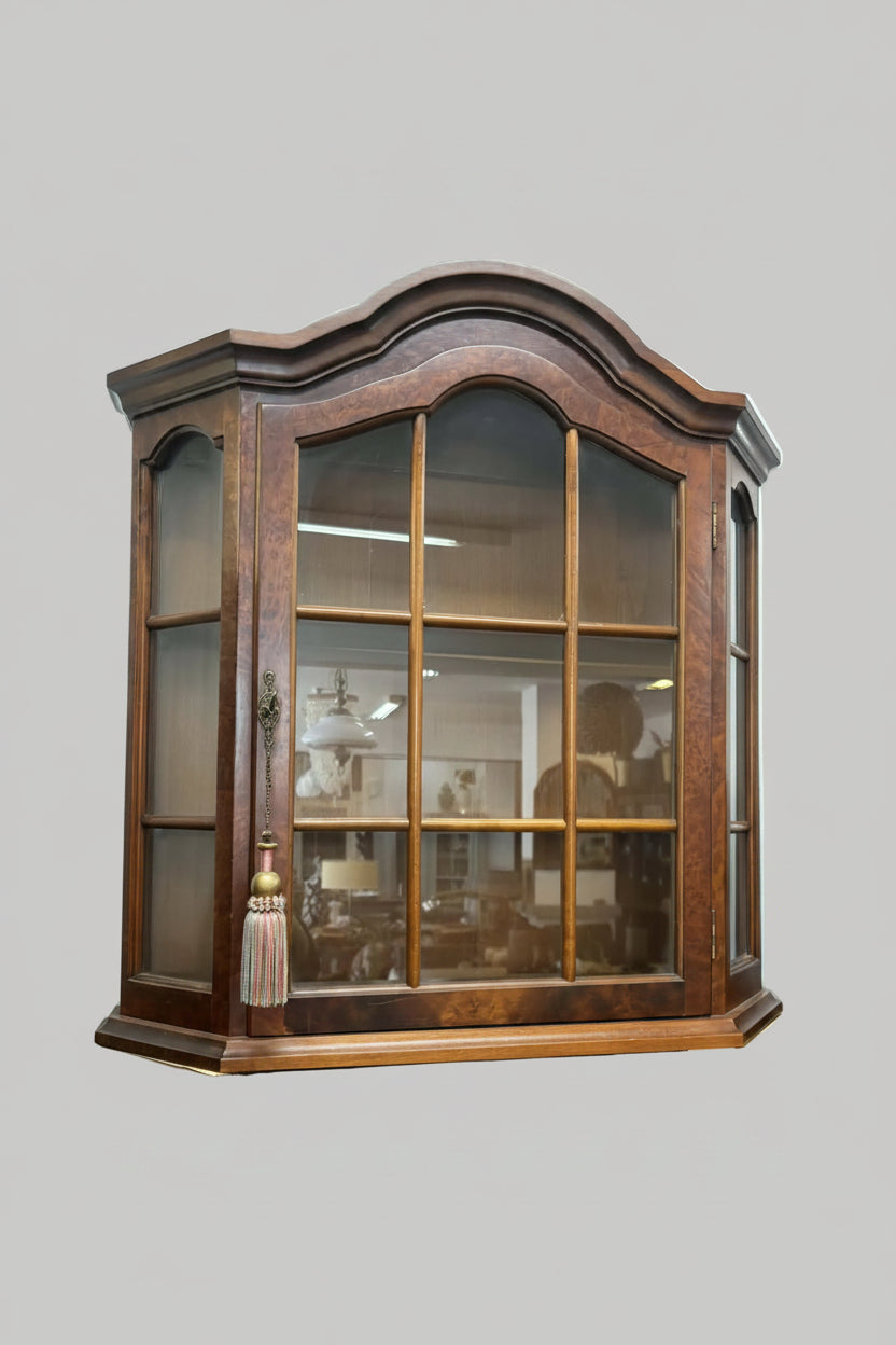 ИЗИСКАНА СТЕННА ВИТРИНА – СТИЛ БАРОК