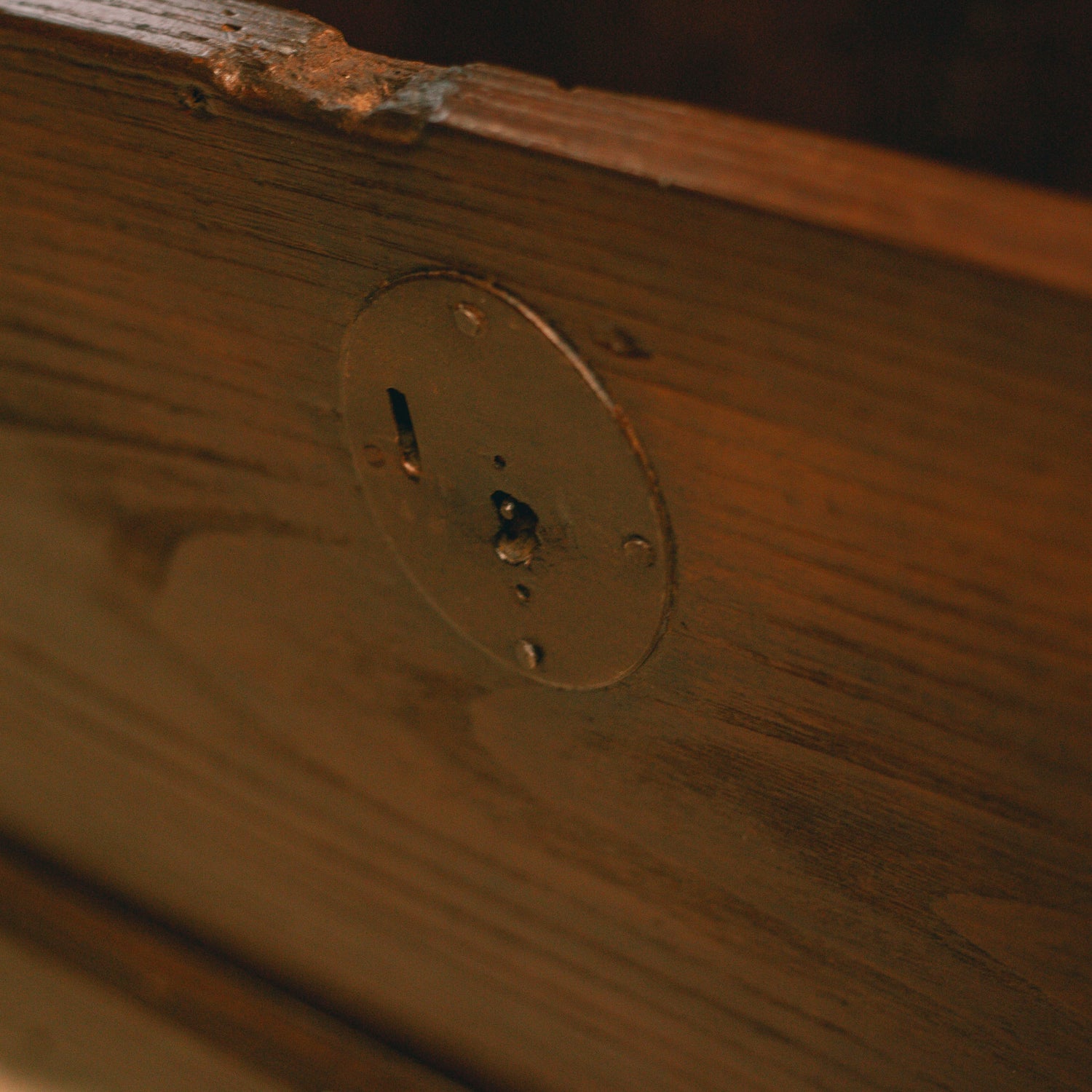 Антикварен метален отвор за ключ (Antique Metal Keyhole Detail) – Винтидж обков на сандък – Macro Shot