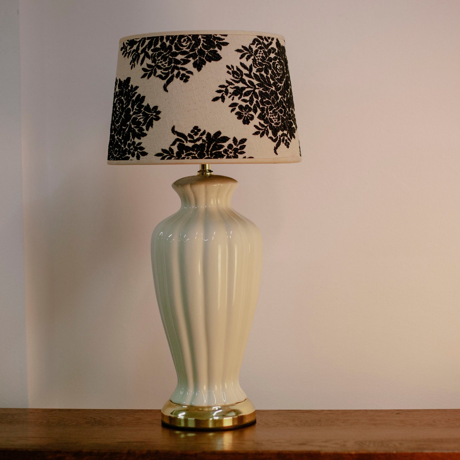 Настолна лампа в стил Арт Деко с керамично тяло (Art Deco Ceramic Table Lamp) – Кремав цвят и месингова основа – Full Frontal View