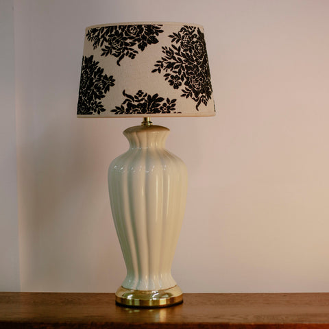 Настолна лампа в стил Арт Деко с керамично тяло (Art Deco Ceramic Table Lamp) – Кремав цвят и месингова основа – Full Frontal View