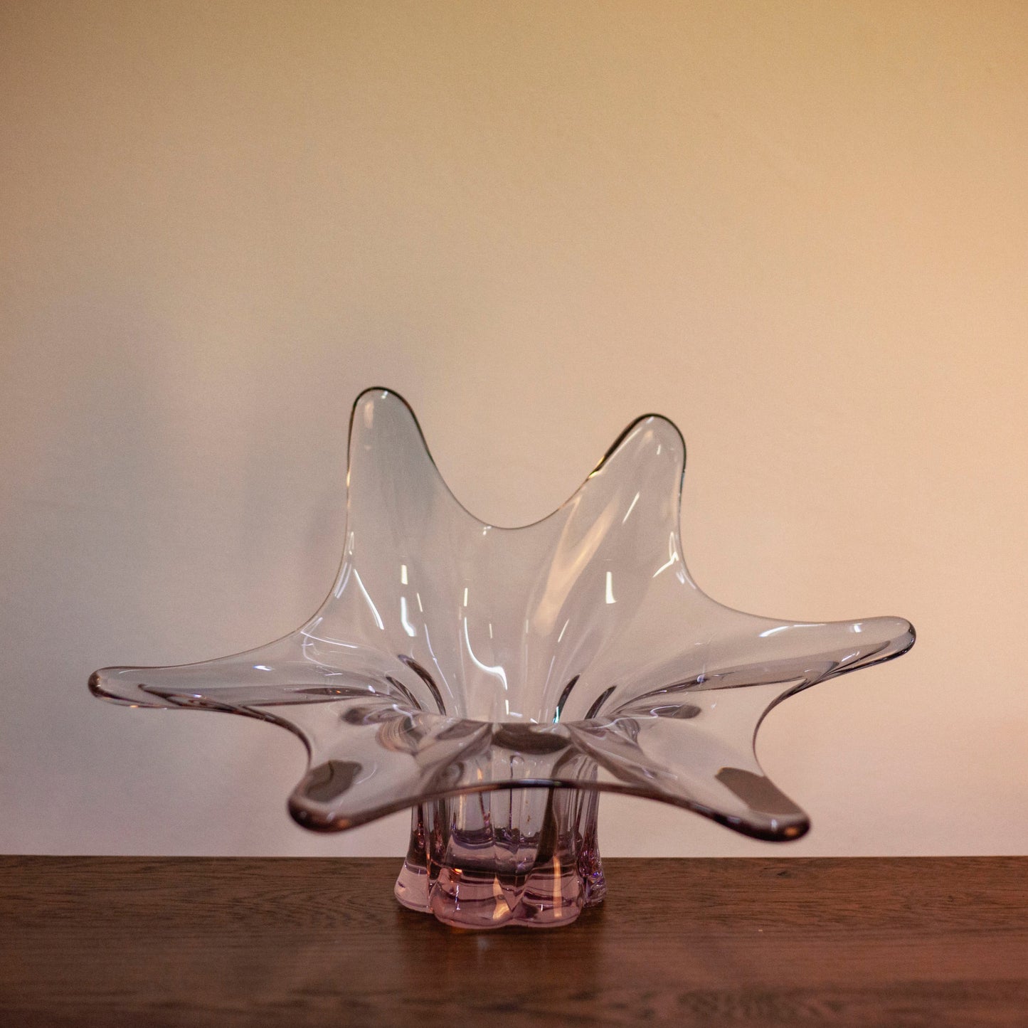 Артистична кристална купа с червени нюанси (Artistic Crystal Bowl with Red Inlays) – Уникален център за маса – Alternative Front View