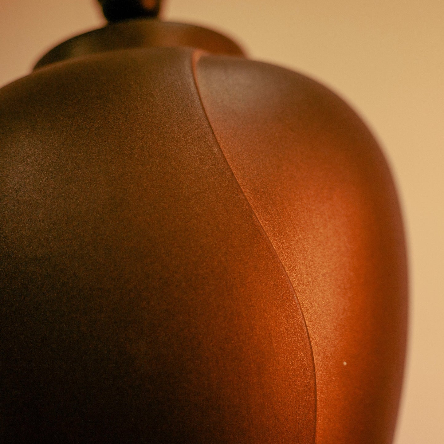 Близък план на бронзов керамичен финиш (Close-up of Bronze Ceramic Finish) – Богат кафяв нюанс и блясък – Texture Detail