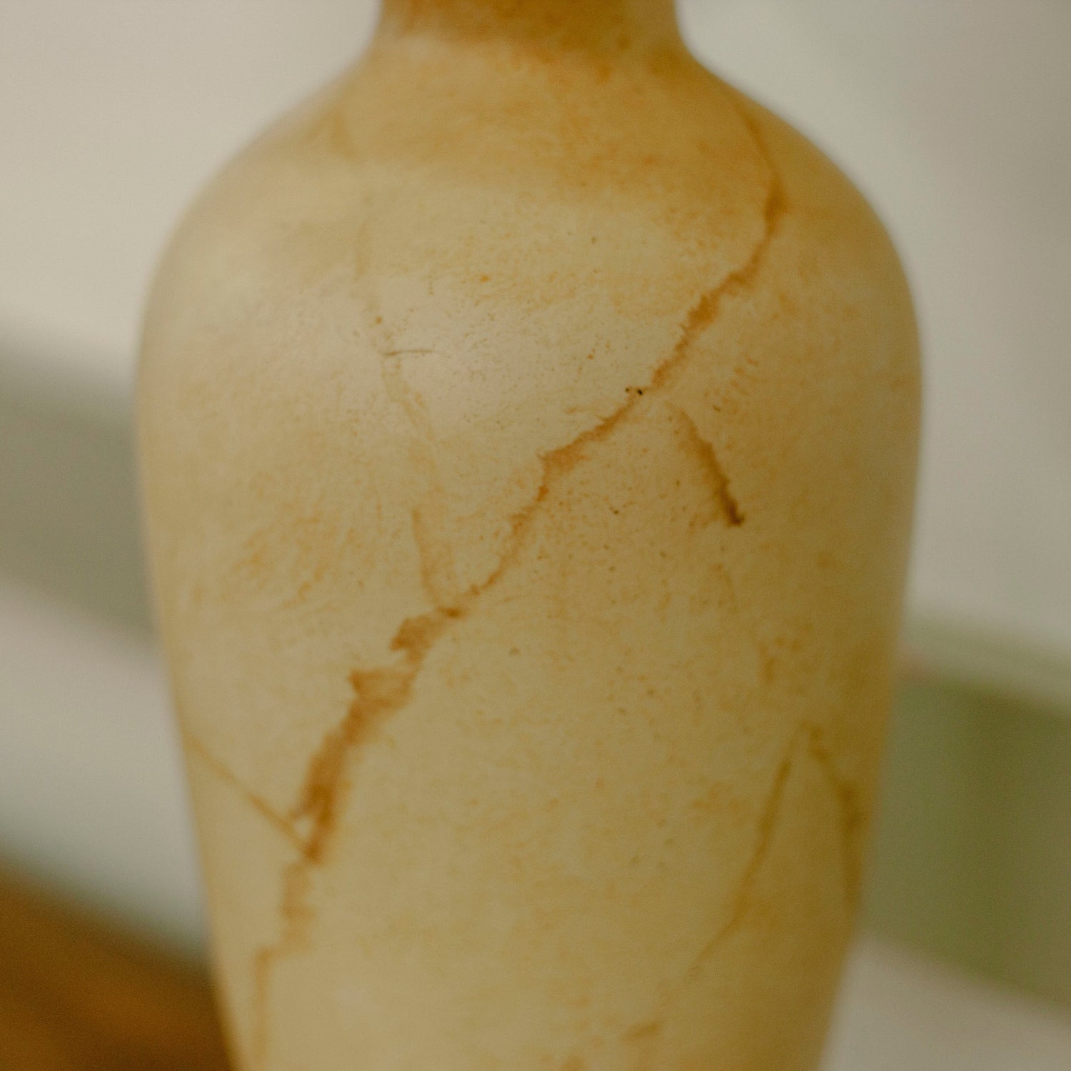 Близък план на керамична основа с имитация на мрамор (Close-up of Faux Marble Ceramic Base) – Занаятчийски детайл – Texture Detail