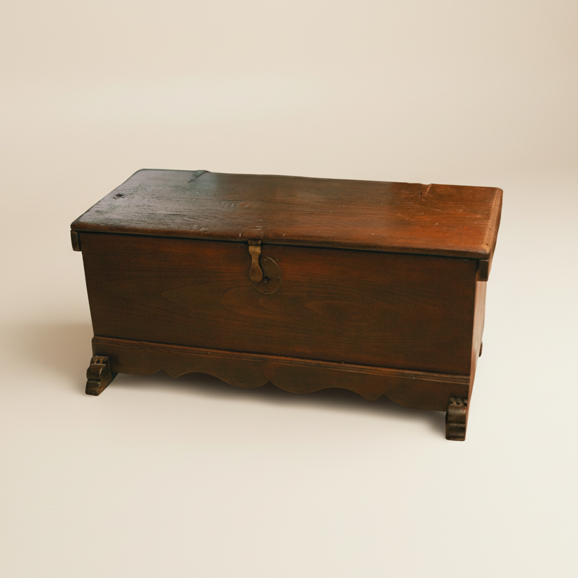 Затворен винтидж дървен сандък (Closed Vintage Wooden Chest) – Рустикален дизайн – Full Frontal View