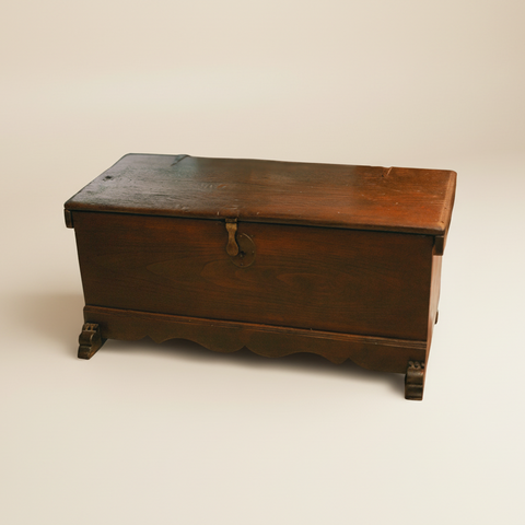 Затворен винтидж дървен сандък (Closed Vintage Wooden Chest) – Рустикален дизайн – Full Frontal View