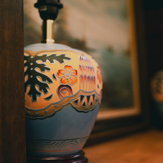 Настолна лампа в крайбрежен стил в интериор (Coastal Style Table Lamp in Home Interior) – Уютно осветление – Lifestyle Close-up