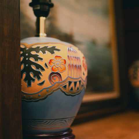 Настолна лампа в крайбрежен стил в интериор (Coastal Style Table Lamp in Home Interior) – Уютно осветление – Lifestyle Close-up