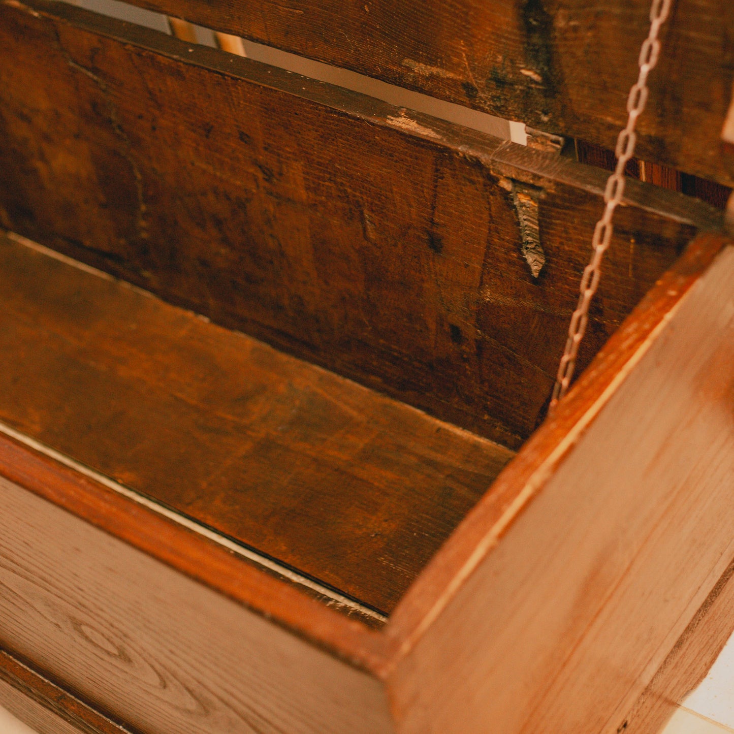 Детайл на занаятчийска сглобка от масивно дърво (Detail of Artisan Wood Joinery) – Качествена изработка – Interior Detail