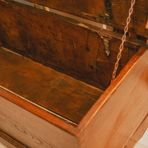 Детайл на занаятчийска сглобка от масивно дърво (Detail of Artisan Wood Joinery) – Качествена изработка – Interior Detail