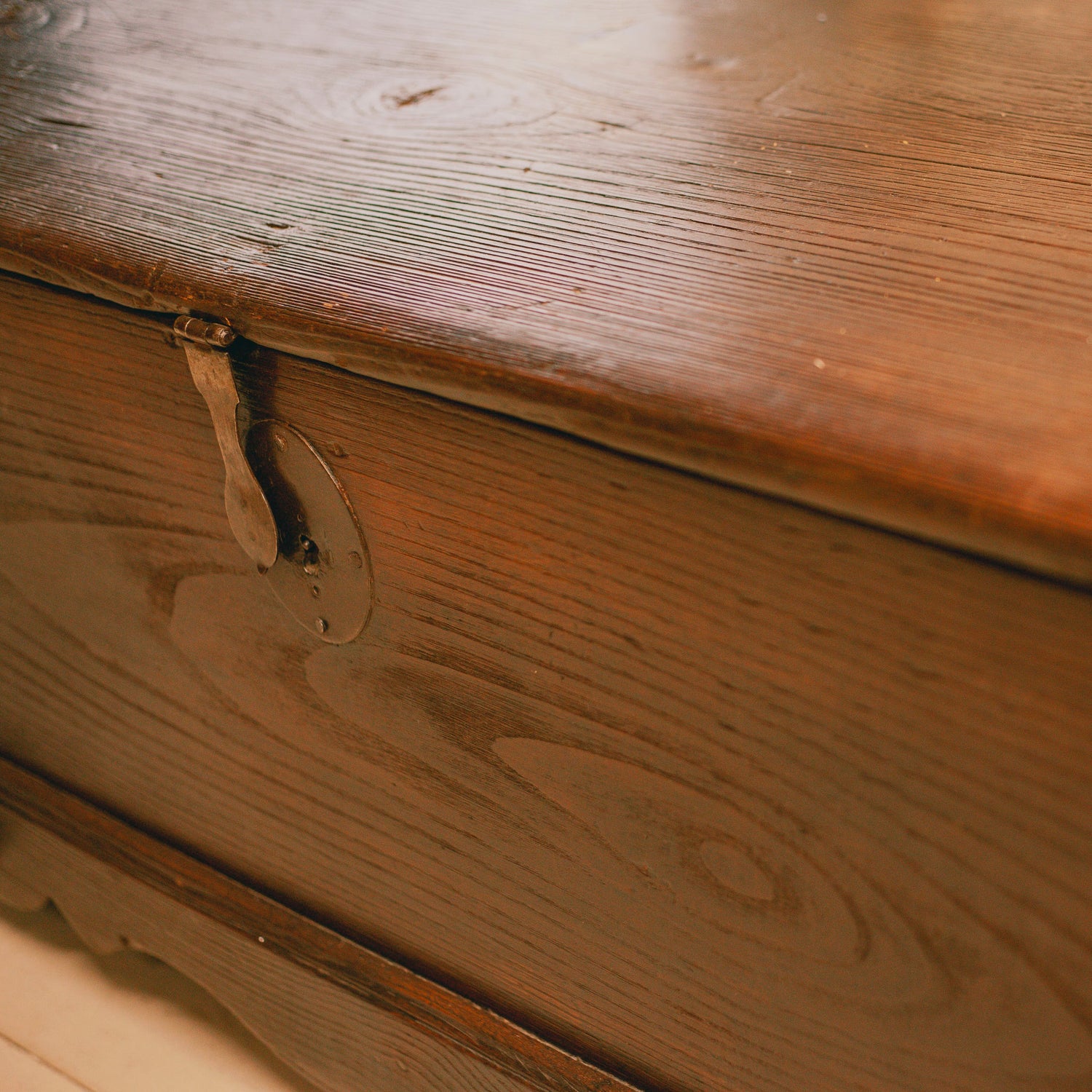 Детайл на автентична дървесна патина (Detail of Authentic Wood Patina) – Текстура на масивно дърво – Close-up