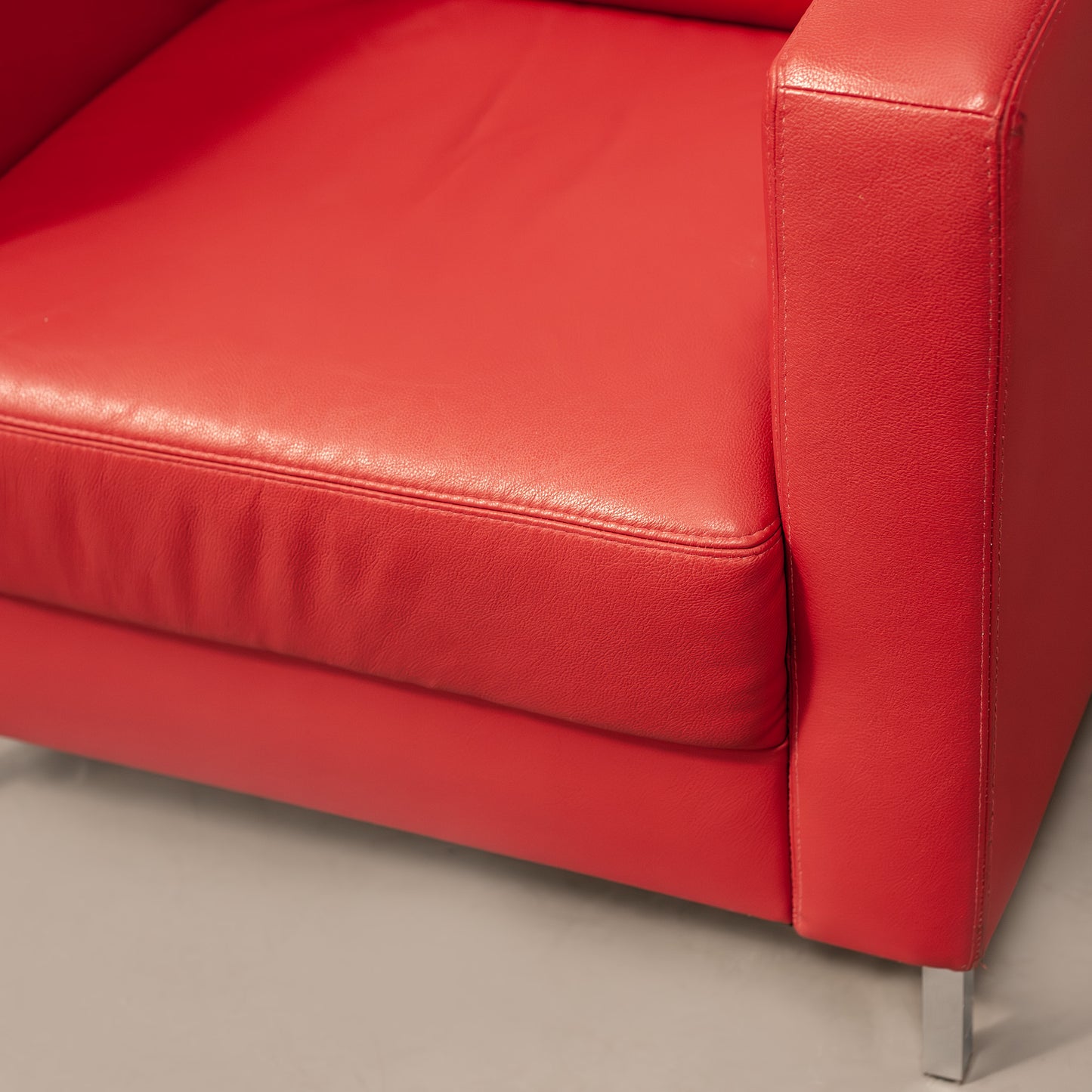 Детайл на седалка от наситено червена кожа (Detail of Deep Red Leather Seat) – Висококачествена тапицерия – Close-up