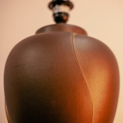 Детайл на елегантен силует на керамична лампа (Detail of Elegant Ceramic Lamp Design) – Интериорен акцент за спалня – Close-up Shot