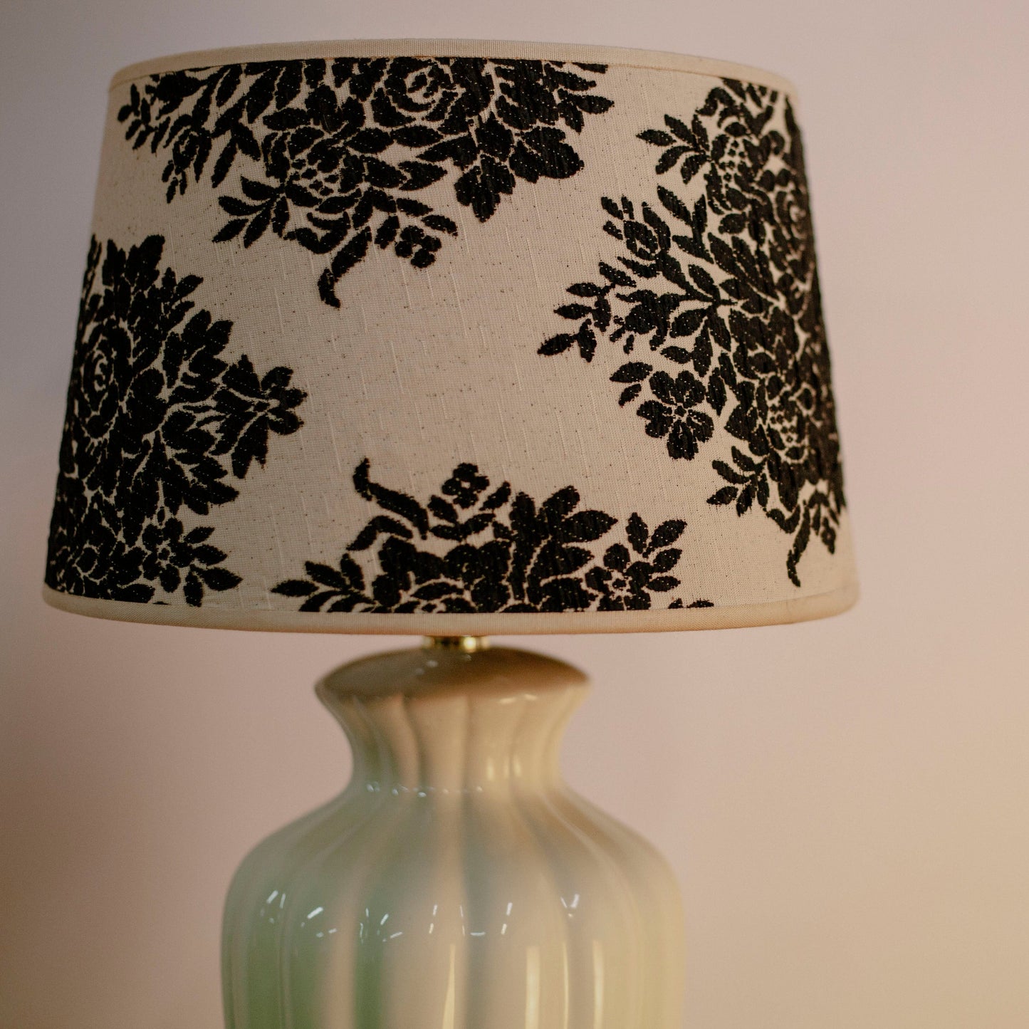 Детайл на текстилен абажур с флорални мотиви (Detail of Floral Pattern Lampshade) – Винтидж ретро стил – Close-up Shot