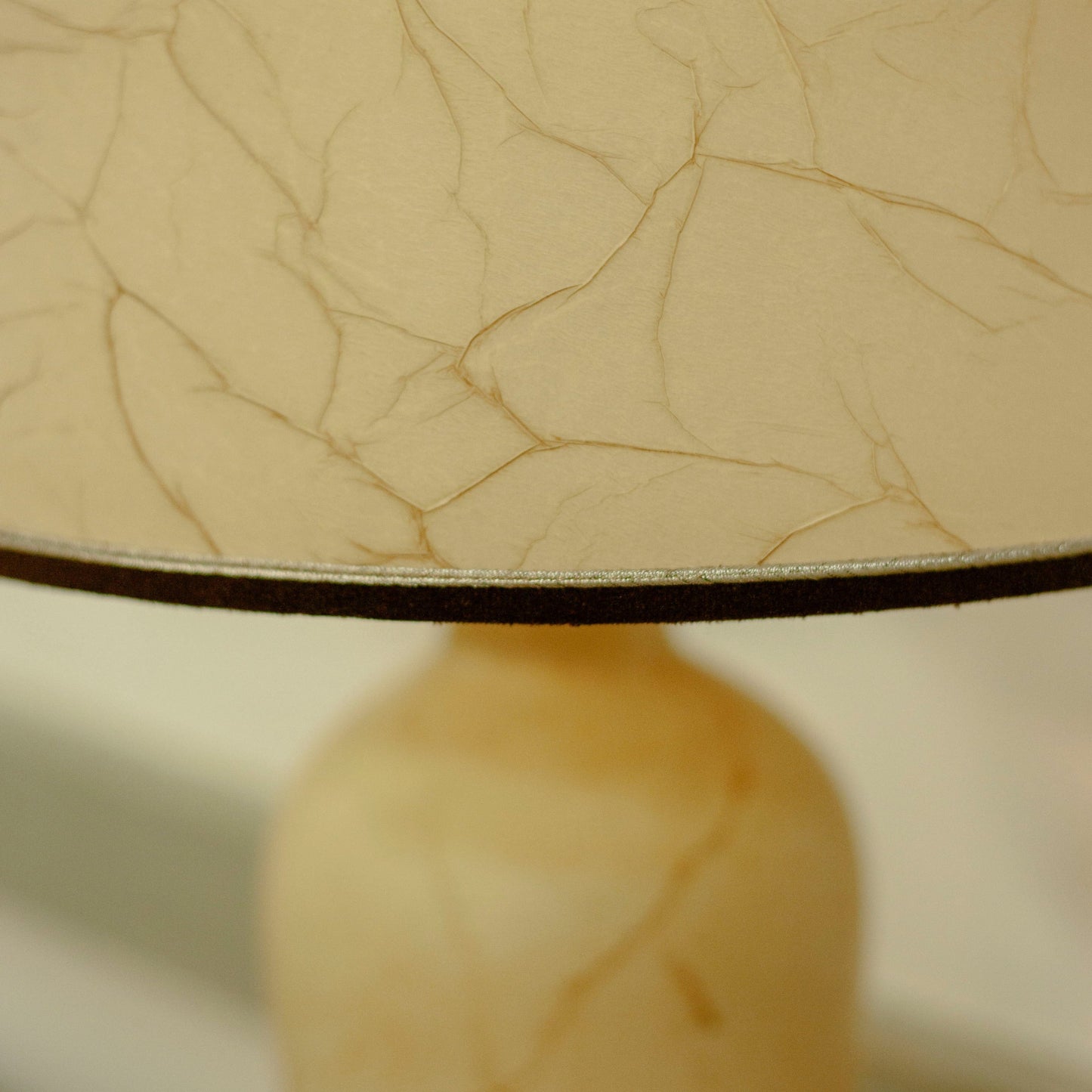 Детайлен завършек на ръба на абажура (Detail of Lampshade Rim and Fabric Finish) – Високо качество на изработка – Quality Close-up