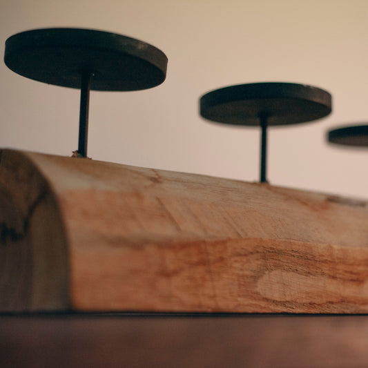 Детайл на естествена дървесна текстура и пукнатини (Detail of Natural Wood Grain and Cracks) – Рустик дизайн – Close-up Shot