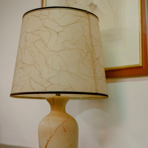 Детайл на текстилен абажур в неутрален цвят (Detail of Neutral Fabric Lampshade) – Меко интериорно осветление – Close-up Shot