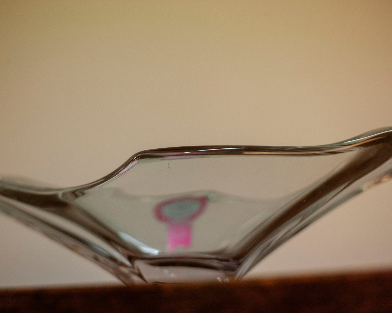 Детайл на масивен кристален ръб и пречупване на светлината (Detail of Thick Crystal Rim and Light Refraction) – Ръчна изработка – Macro Shot