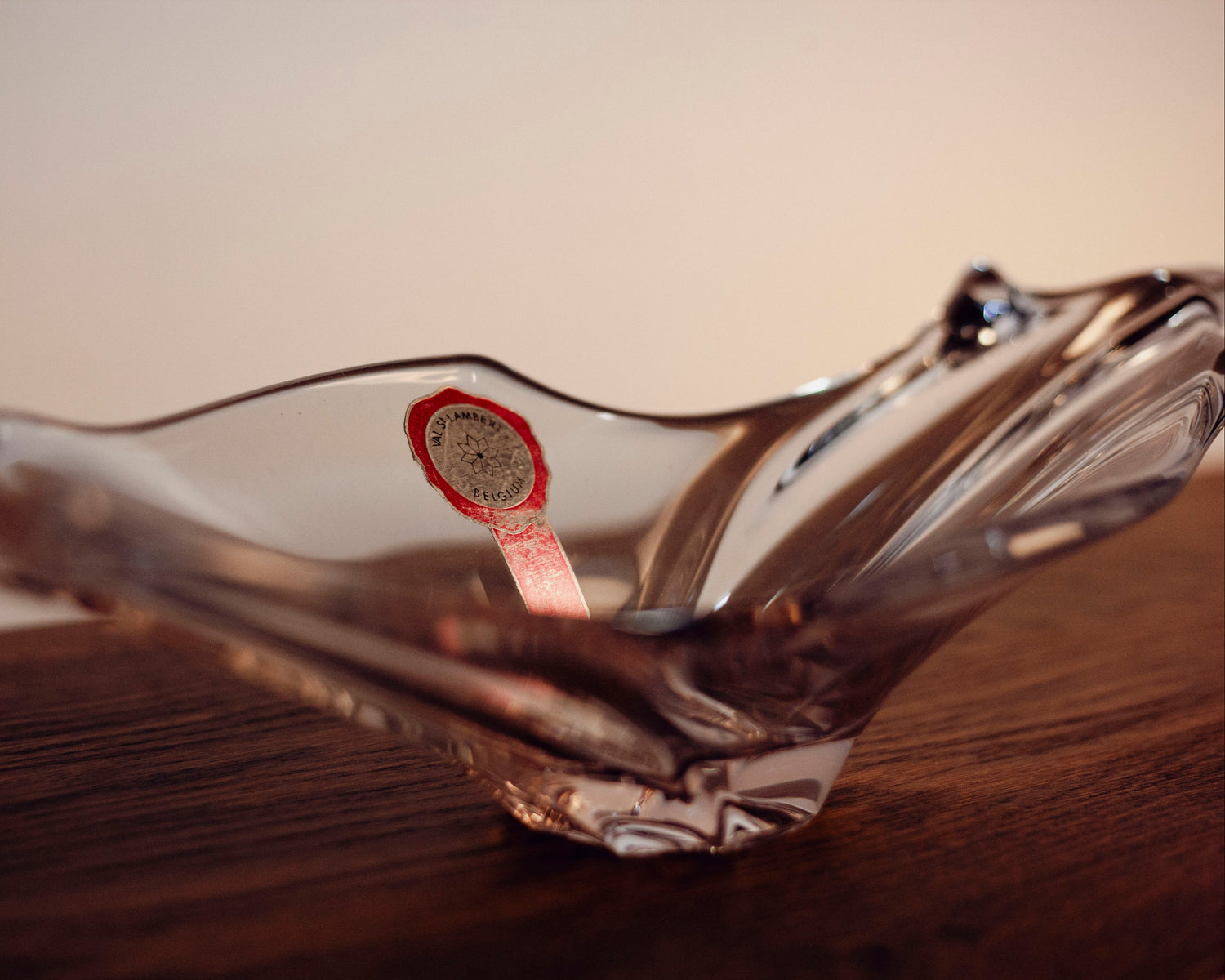 Детайл на оригинален стикер за автентичност Val Saint Lambert (Detail of Val Saint Lambert Authenticity Label) – Белгийски кристал – Close-up