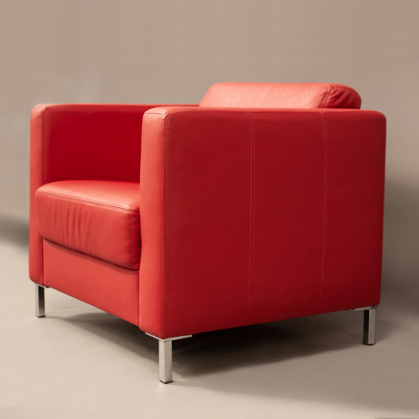 Дизайнерско кожено кресло от Нидерландия (Dutch Designer Leather Lounge Chair) – Модерна визия – Perspective View