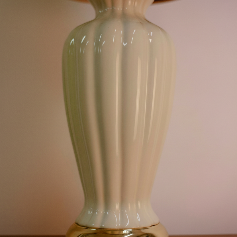 Канелирано керамично тяло на лампа (Fluted Ceramic Lamp Body Detail) – Класическа геометрия и дизайн – Macro Detail