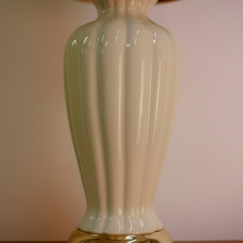 Канелирано керамично тяло на лампа (Fluted Ceramic Lamp Body Detail) – Класическа геометрия и дизайн – Macro Detail