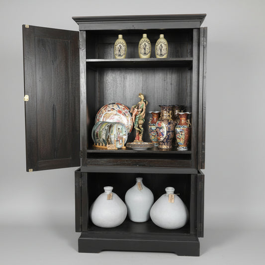 Черен дървен бюфет с отворени врати и рафтове (Open Black Sideboard with Pull-out Tray) - Функционално съхранение - Interior View