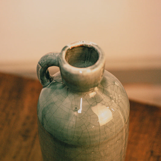 Изглед отгоре на керамична ваза тип кана (Top View of Ceramic Flower Jug) – Детайл на гърлото и дръжката – Close-up