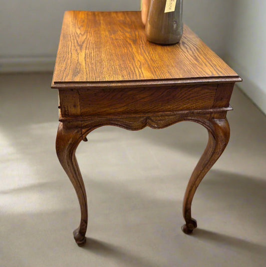 Страничен профил на антикварна масичка с автентична патина (Side Profile of Antique French Accent Table) – Благородна дървесина – Detail View