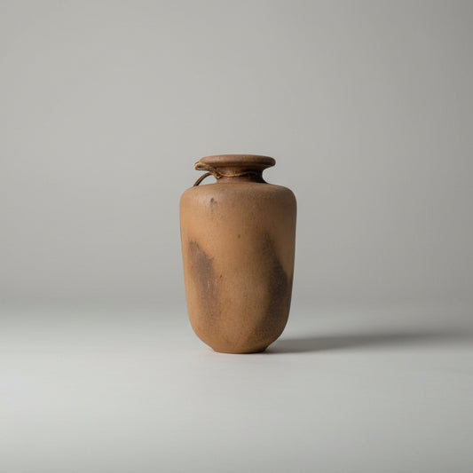 Минималистична бяла керамична ваза (Minimalist White Ceramic Bud Vase) – Модерен интериорен акцент – Front View