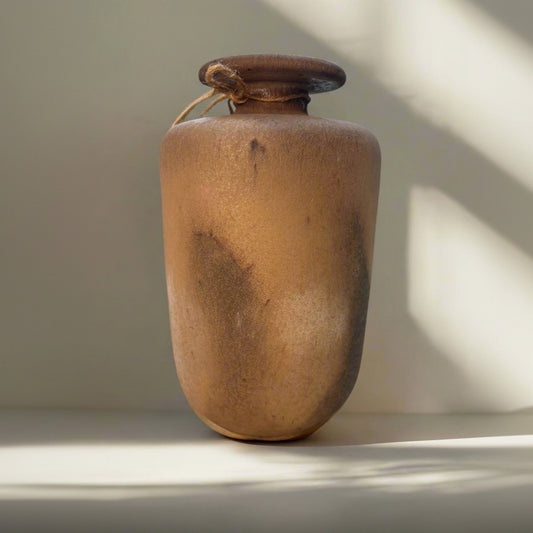 Малка декоративна ваза от фин порцелан (Small Decorative Ceramic Vase) – Еклектичен стил за етажерка – Front View