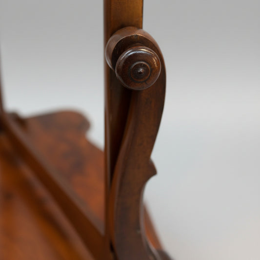 Детайл на естествен орехов фурнир от XIX век (19th Century Walnut Wood Grain Detail) – Автентична патина – Close-up