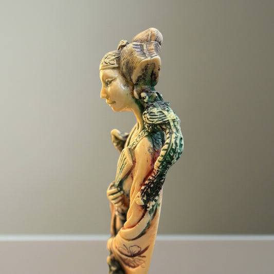 Детайл на филигранна резба върху алабастър (Detail of Intricate Stone Carving on Alabaster) – Полупрозрачен минерал – Side Detail