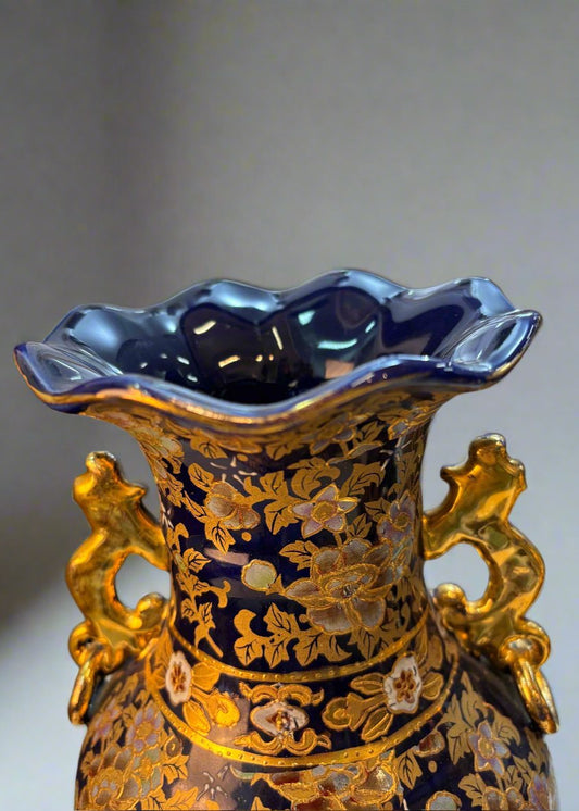 Златни флорални мотиви върху кобалтов порцелан (Gold Gilt Floral Detail on Vase Neck) – Китайско изкуство – Close-up