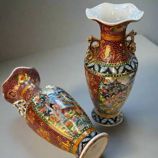 Комплект китайски порцеланови вази с битови сцени (Chinese Porcelain Vase Set with Palace Scenes) - Релефна декорация - Pair View