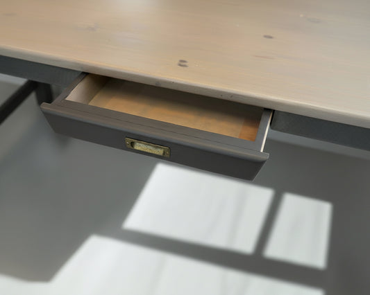 Детайл на функционално чекмедже на дървена маса (Close-up of Built-in Drawer on Farmhouse Table) – Ръчна реновация – Detail View