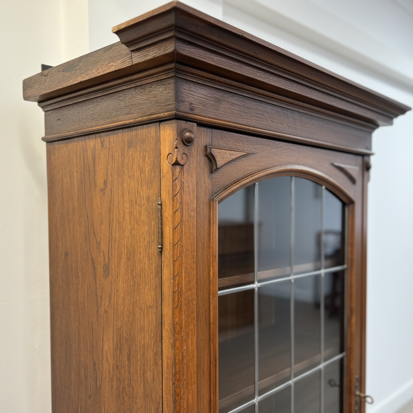 Дъбов шкаф-витрина с декоративна корона (Solid Oak Cabinet with Ornate Cornice) - Английски стил - Angle View
